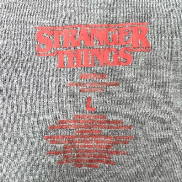 STRANGER THINGS Crop Top Graphic T Shirt Baseball Friends Don’t Lie Size Large - Picture 5 of 9